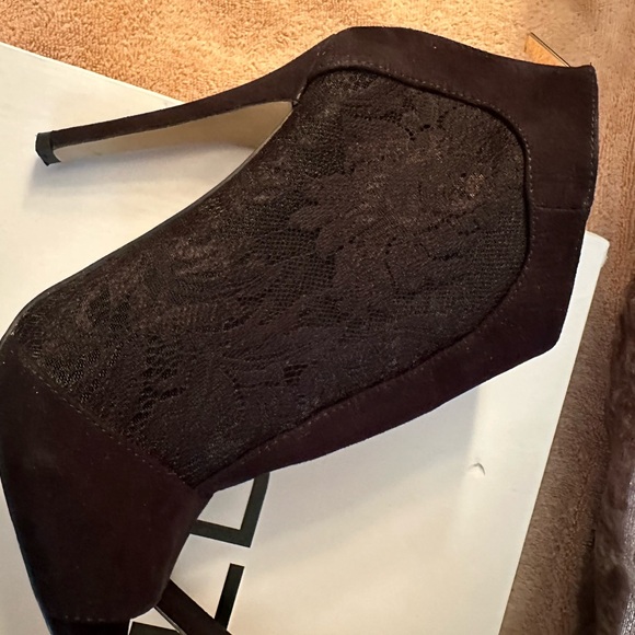 ALDO open-toe booties with last pattern upper. 4inch heel. Back zip. Size 38 - Picture 3 of 4